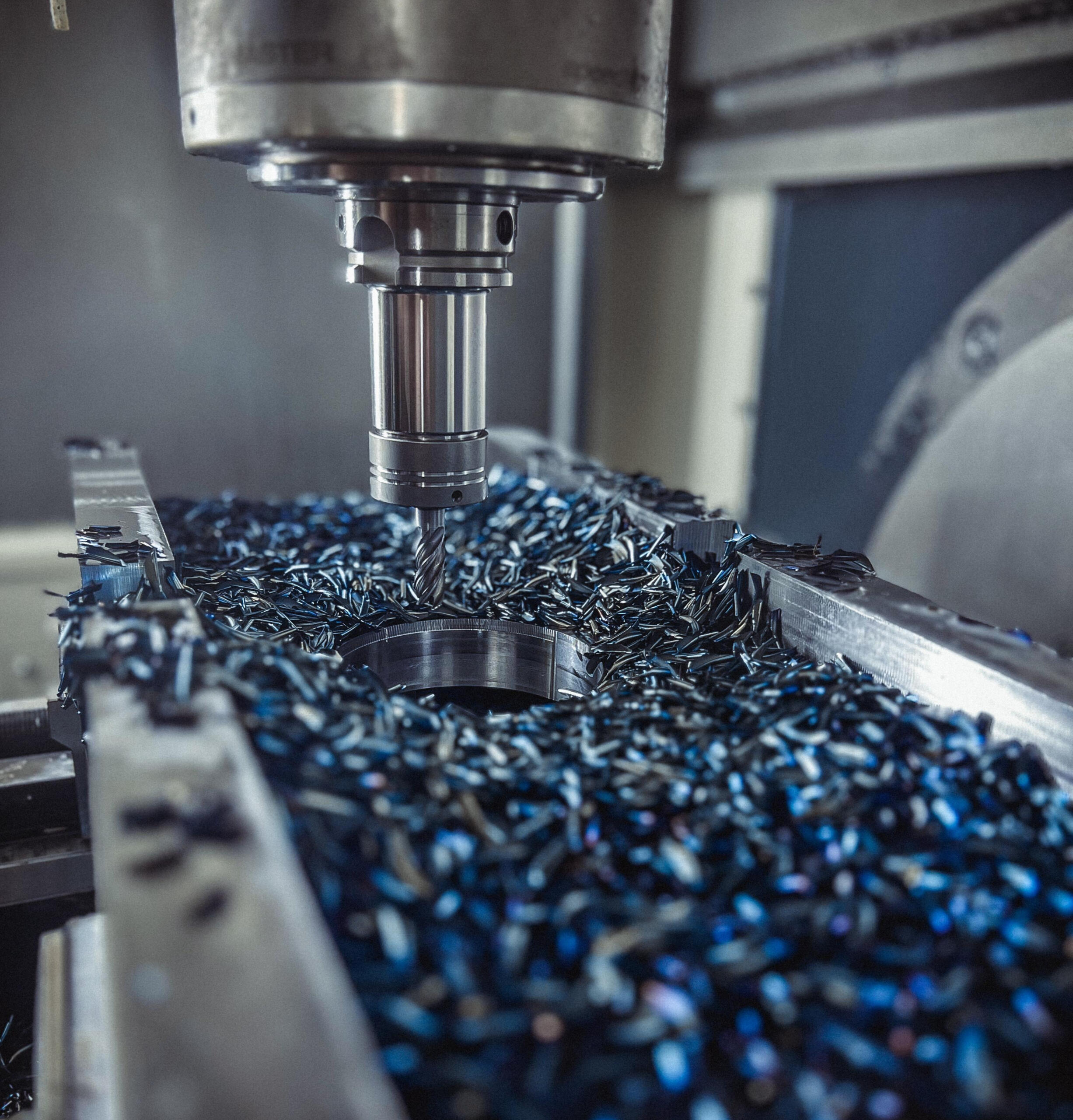 Detailaufnahme eines CNC-Maschinenraums mit Werkzeugaufnahme